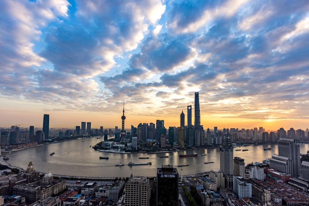 第四届中国国际进口博览会11月5日至10日在上海举行。图为11月3日拍摄的上海晨景。（新华社发，刘德功摄）.jpg